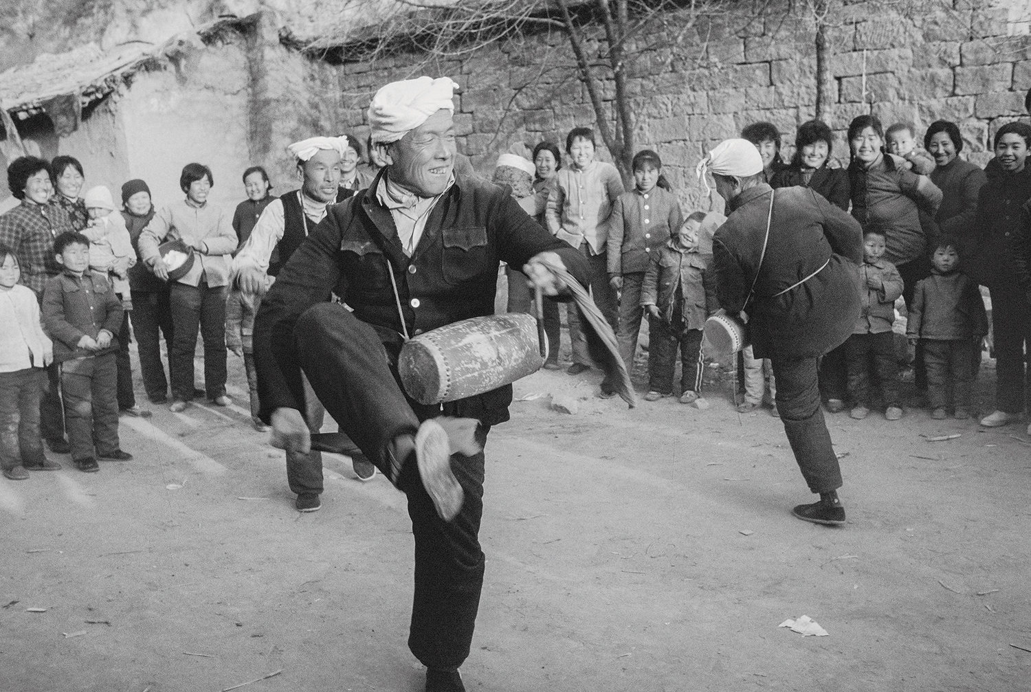 18、腰鼓是陕北农民年节自娱自乐和团拜的重要形式                                    1986年.jpg